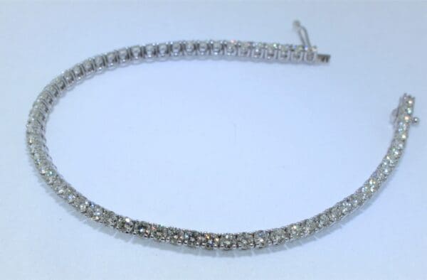Witgouden tennisarmband met 64 diamanten - Afbeelding 2