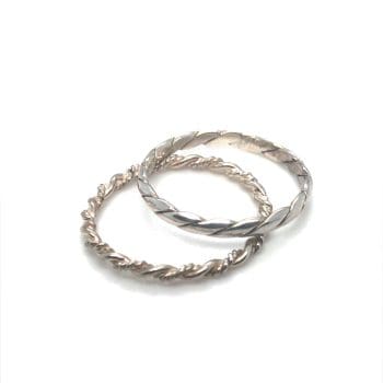 2 Zilveren aanschuif ringen.