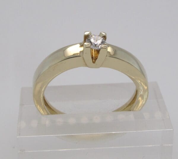 Gouden Solitaire ring met  Diamant 0.20 crt