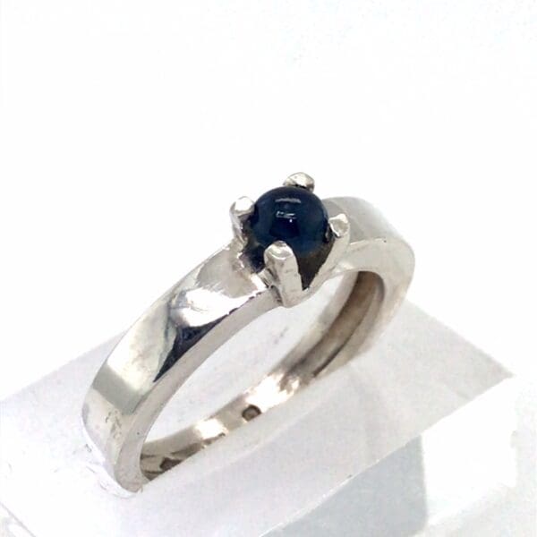 zilveren ring solitare met 1 saffier