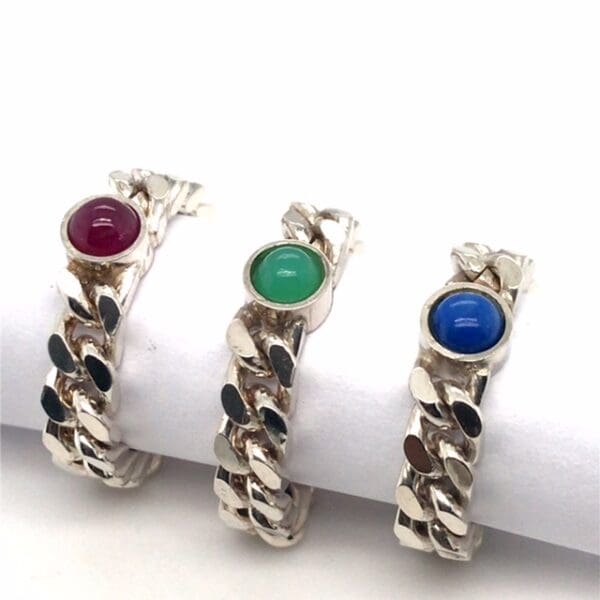 Zilveren schakel ring met een edelsteen